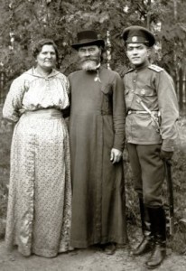 Священник Петр Поляков с семьей.